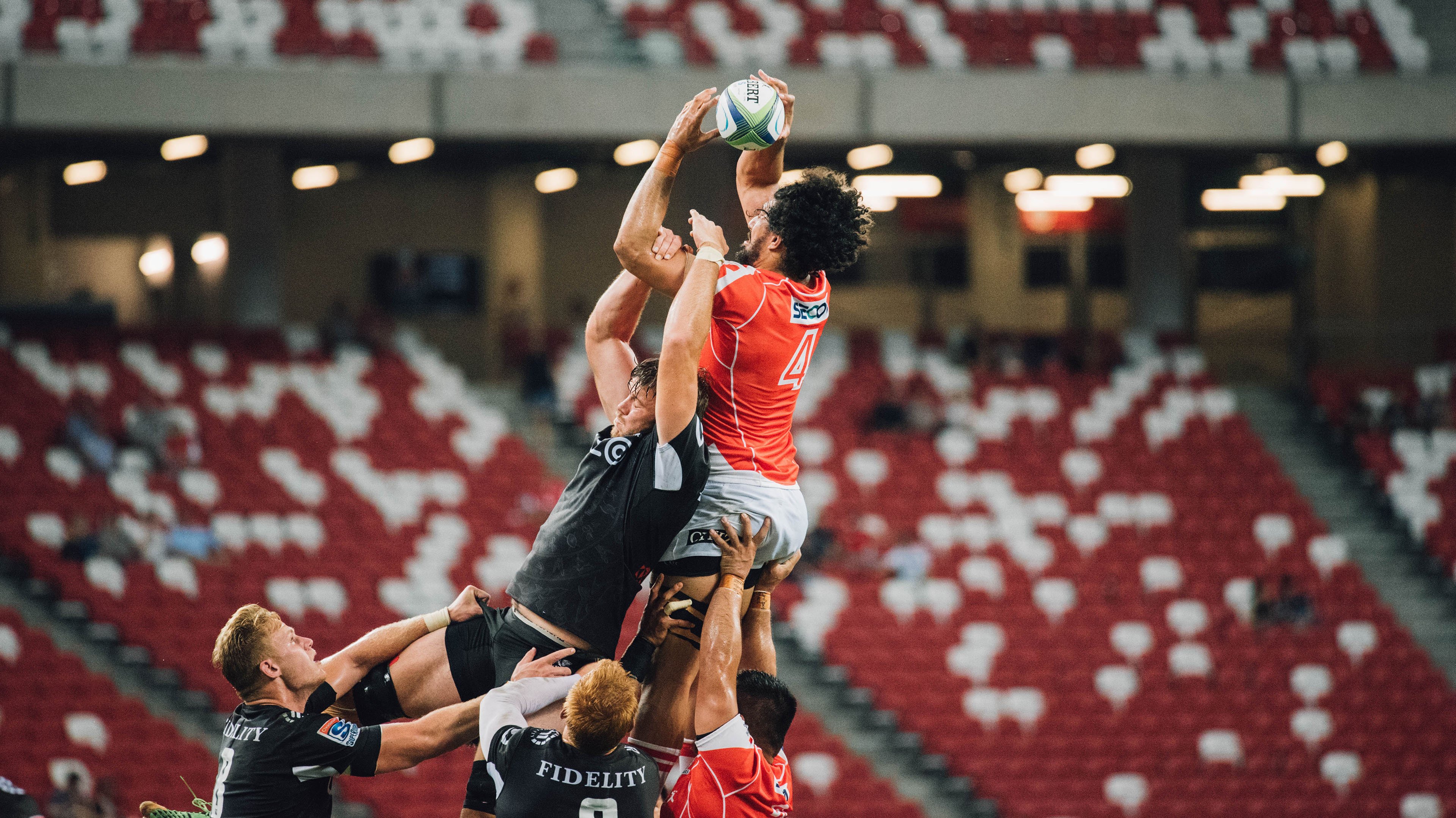 _场馆内外:运动员的日常训练与休闲时刻_,运动员训练场景